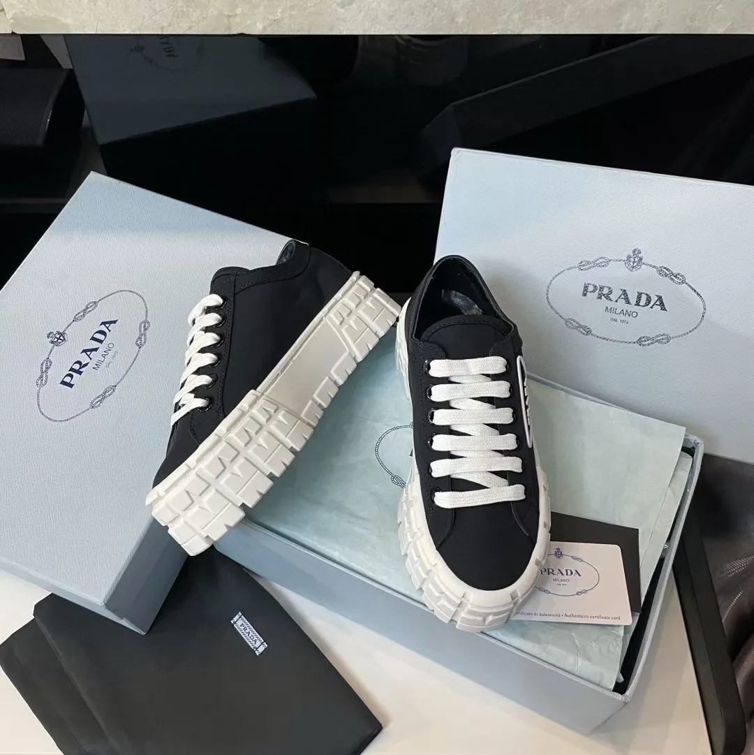 P420👟👟 2024 launches Prada’s latest catwalk shoes, the dad shoe series ͏ 💥PRADA early spring T-stage catwalk style👠Small fresh air with a little expensive feel, very perfect on the feet💃Elegant and elegant, crystal clear, regardless of the quality of accessories, they are all customized one-to-one, zero distance from the original version 1⃣Upper: imported nylon waterproof cloth + glue injection molding process 2⃣Inner lining: mixed sheepskin lining 3⃣Outsole: original one-to-one molded TPU outsole 4⃣🔺Original packaging Heel height 5cm 5⃣Number: 34-40🐎